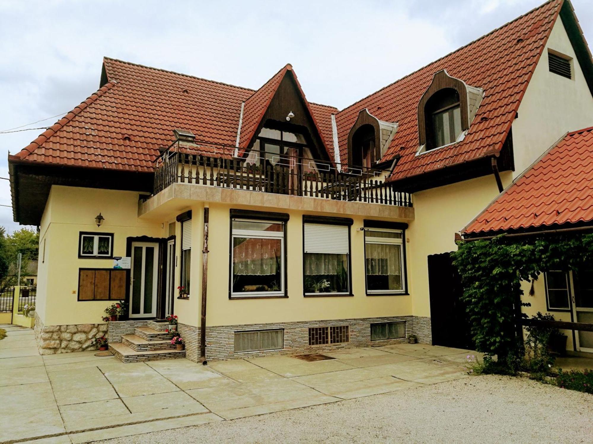 Revesz Vendeghaz Hotel Harkany Exterior photo